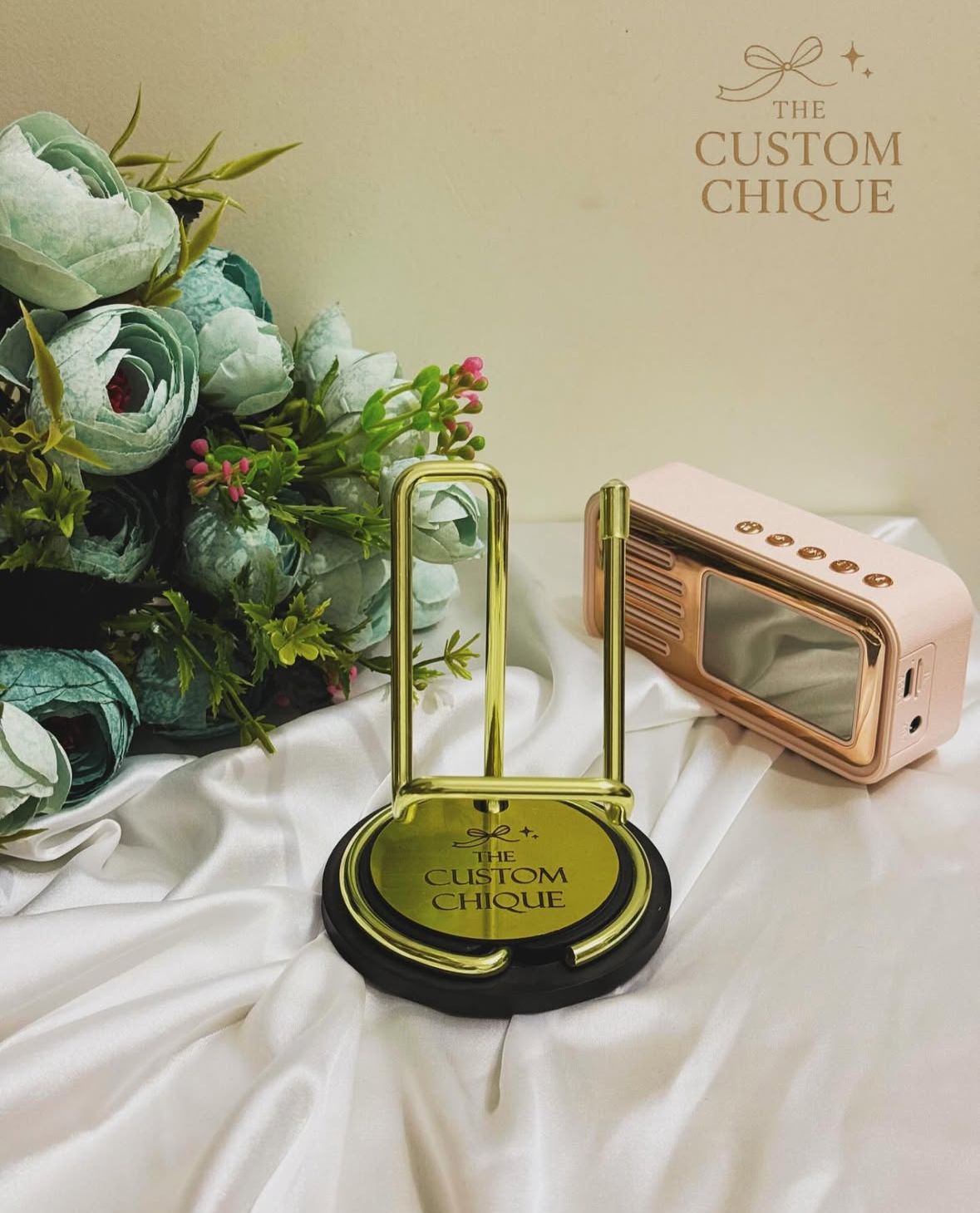 THE CUSTOM CHIQUE | PERSONALISED GOLDEN METAL MOBILE STAND